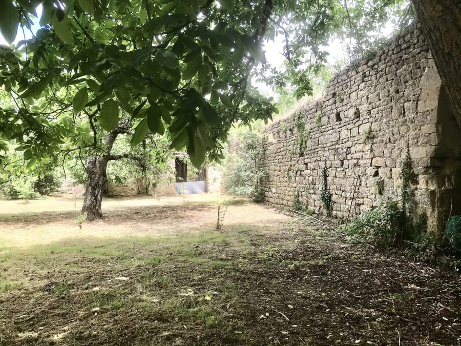 L'intérieur de l'enceinte du château